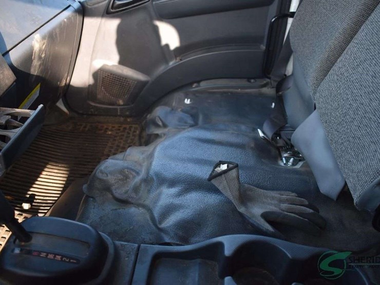 2023-isuzu-npr-image-58