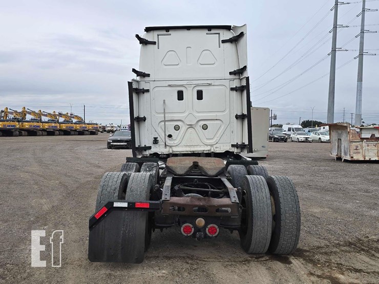 2016-freightliner-cascadia-125-image-8