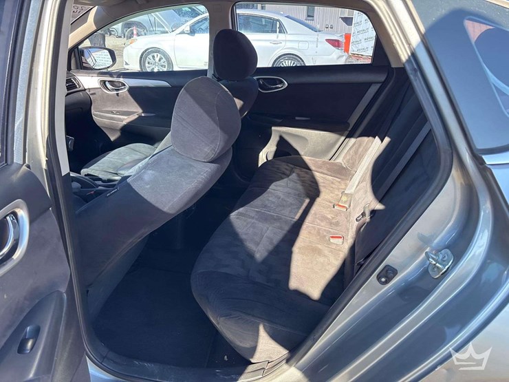 2013-nissan-sentra-sedan-image-18