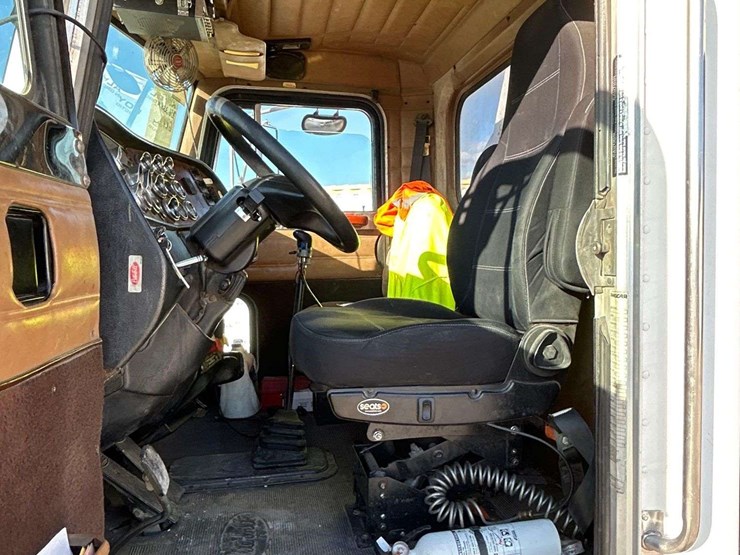 1995-peterbilt-379-image-13