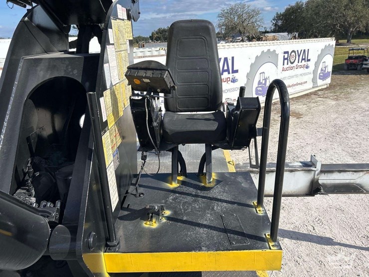 2011-peterbilt-365-image-26