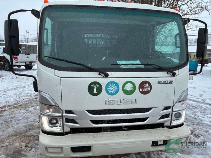 2023-isuzu-npr-image-24