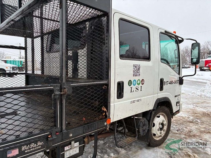 2023-isuzu-npr-image-18