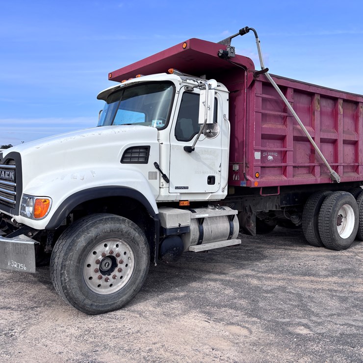 #32756 • 2007 MACK CV713 DUMP TRUCK