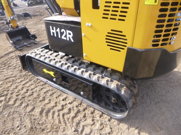 agt-h12r-hydraulic-excavator-image-27