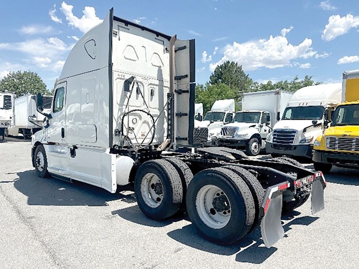 2020-freightliner-cascadia-126-image-2