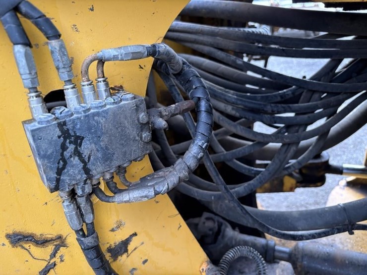 2005-deere-624j-image-30