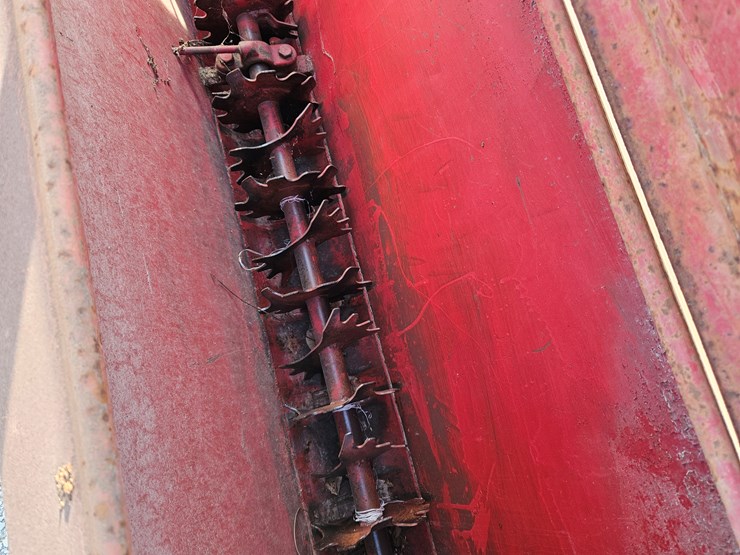 #203935-•-international-fert-spreader-image-4