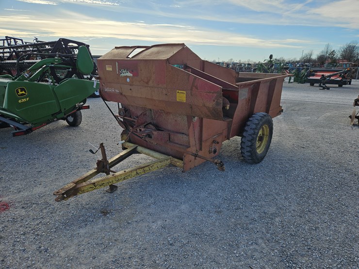 #205212-•-schuler-4x10-feed-wagon-image-10