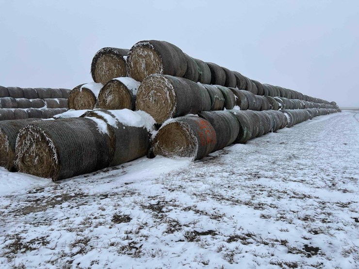 2025-john-deere-561m-image-6