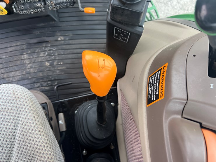 2015-john-deere-6120e-image-10