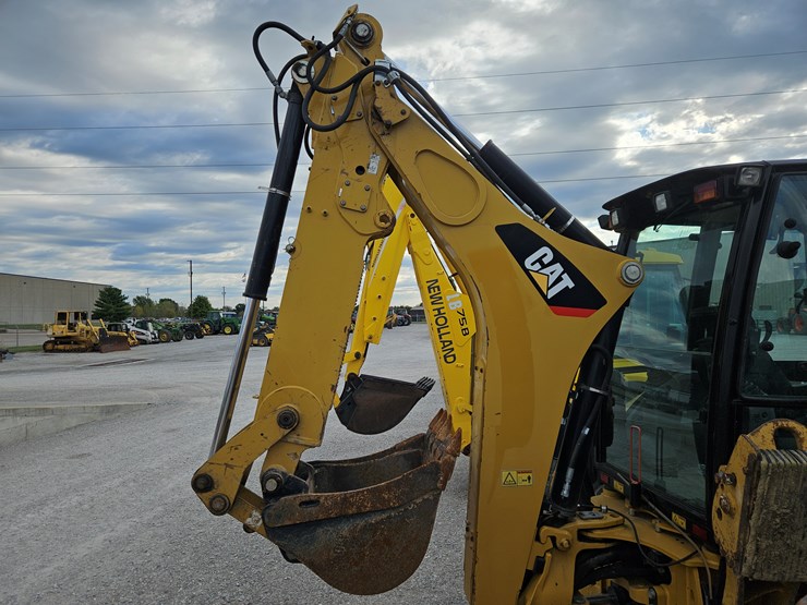 2015-caterpillar-420f-image-22