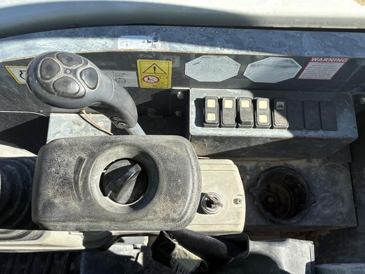 2016-takeuchi-tb240-image-22