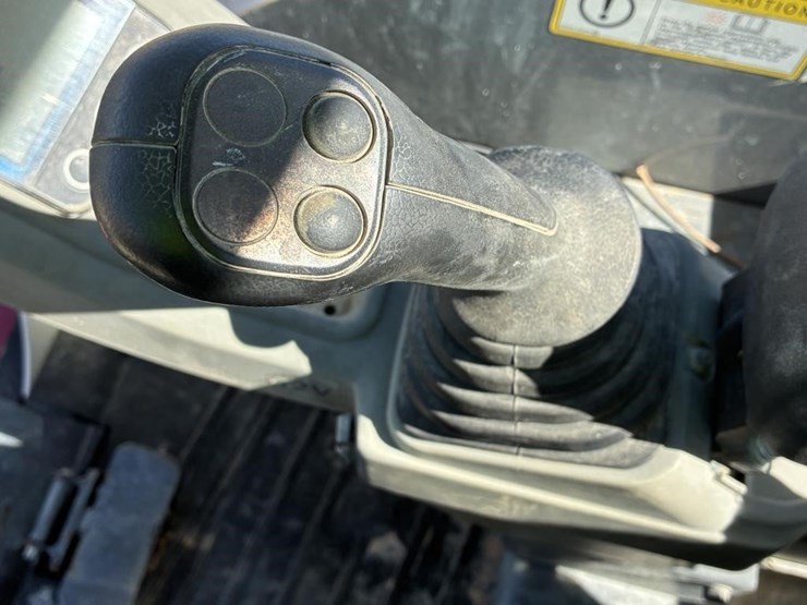 2016-takeuchi-tb240-image-23