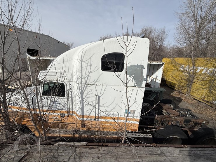 1997-freightliner-fld120-image-21