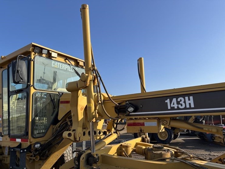 2005-caterpillar-143h-image-21