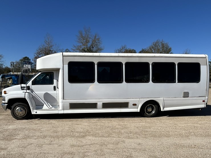 #38033-•-2006-chevrolet-32-passenger-starcraft-bus-image-3