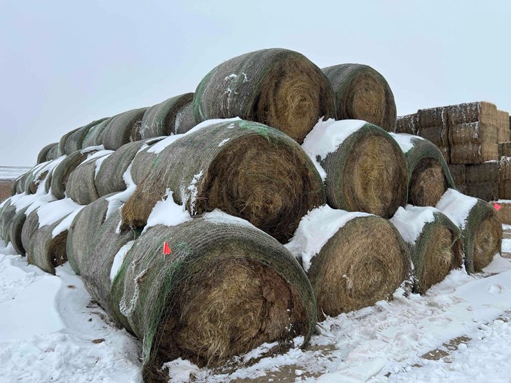 2024-john-deere-561m-image-4