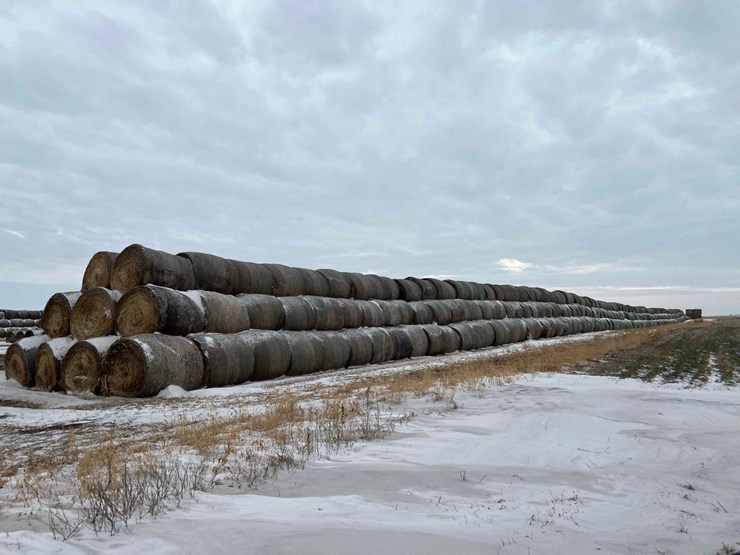 2025-john-deere-561m-image-1