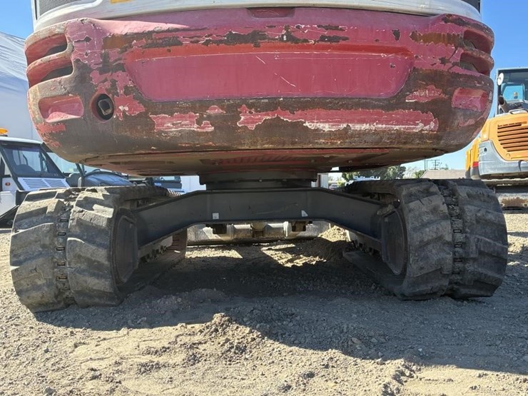 2016-takeuchi-tb240-image-18