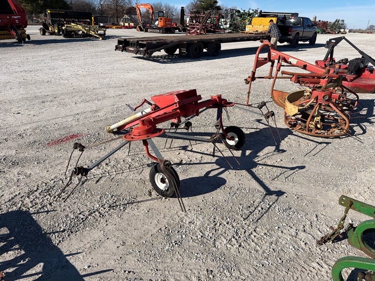 #210492-•-gehl-gt-310-tedder-image-3