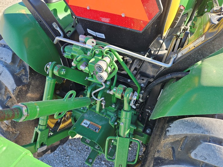 2023-john-deere-3033r-image-12