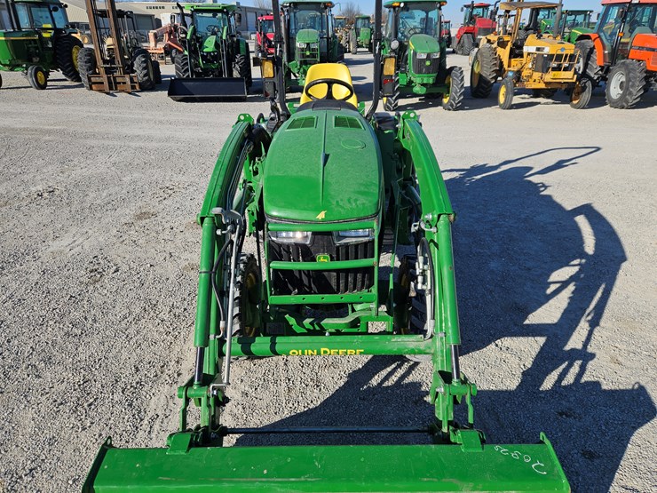 2023-john-deere-3033r-image-4