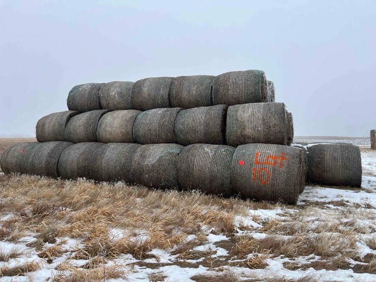 2025-john-deere-561m-image-1