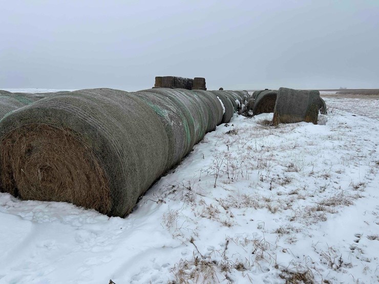 2024-john-deere-561m-image-8