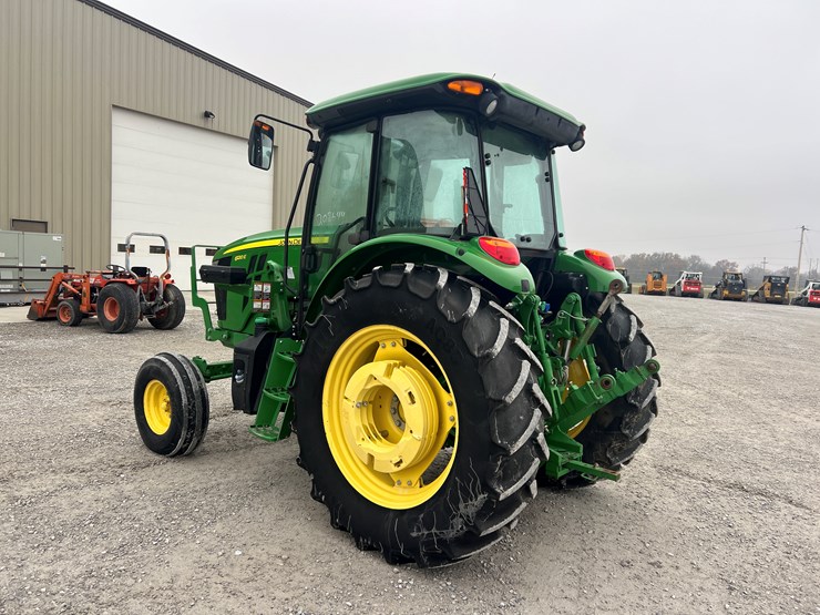 2015-john-deere-6120e-image-15