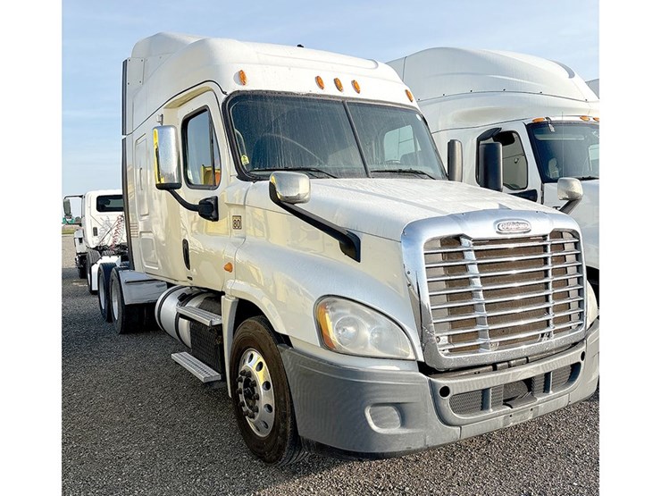 2013-freightliner-cascadia-125-image-1