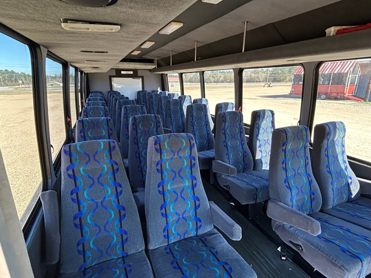 #38033-•-2006-chevrolet-32-passenger-starcraft-bus-image-18