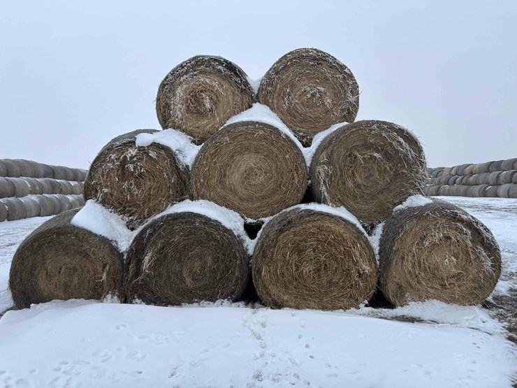 2025-john-deere-561m-image-3