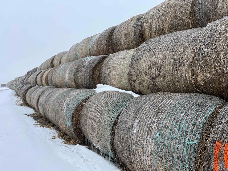 2025-john-deere-561m-image-1