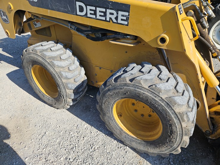 2006-john-deere-328-image-12