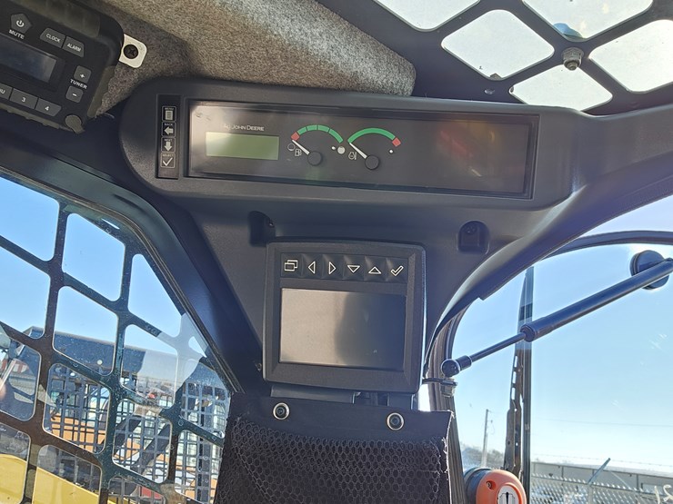 2021-deere-325g-image-11