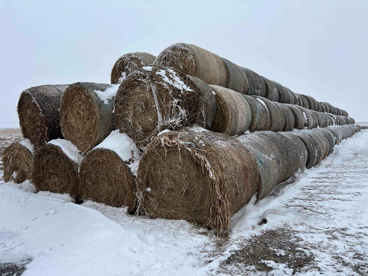 2025-john-deere-561m-image-2