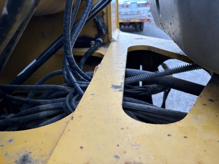 2005-deere-624j-image-31