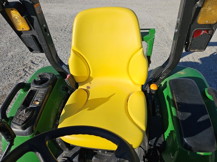 2023-john-deere-3033r-image-16