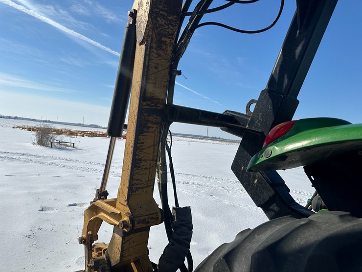 2014-john-deere-6105m-image-38