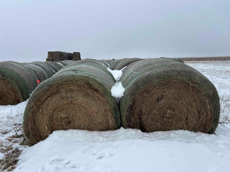 2024-john-deere-561m-image-6