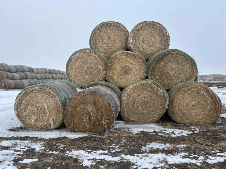 2025-john-deere-561m-image-10