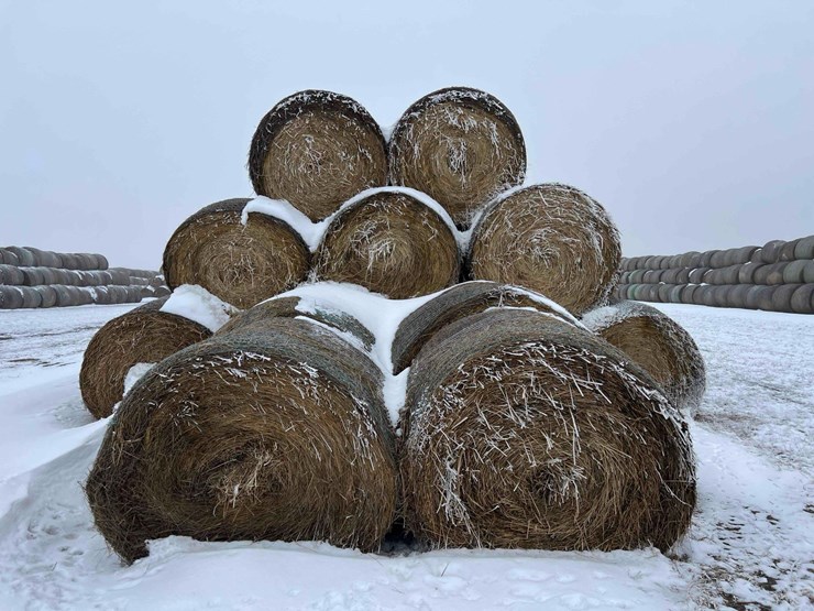 2025-john-deere-561m-image-8