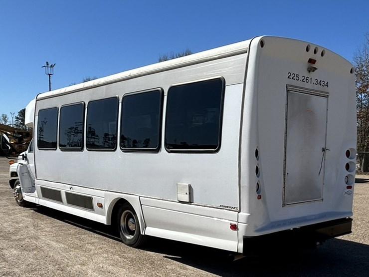 #38033-•-2006-chevrolet-32-passenger-starcraft-bus-image-4