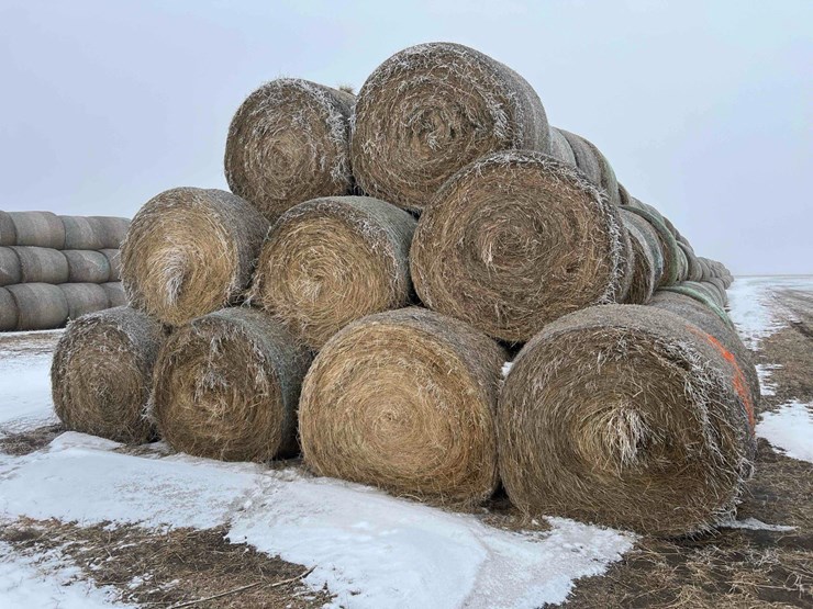 2025-john-deere-561m-image-2