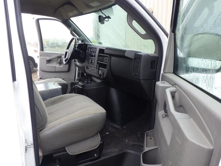 2017-chevrolet-express-2500-image-6