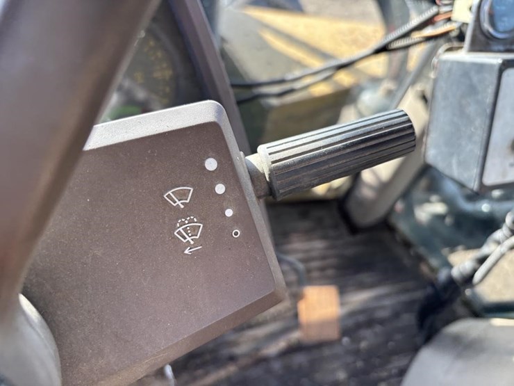 2005-john-deere-7220-image-30