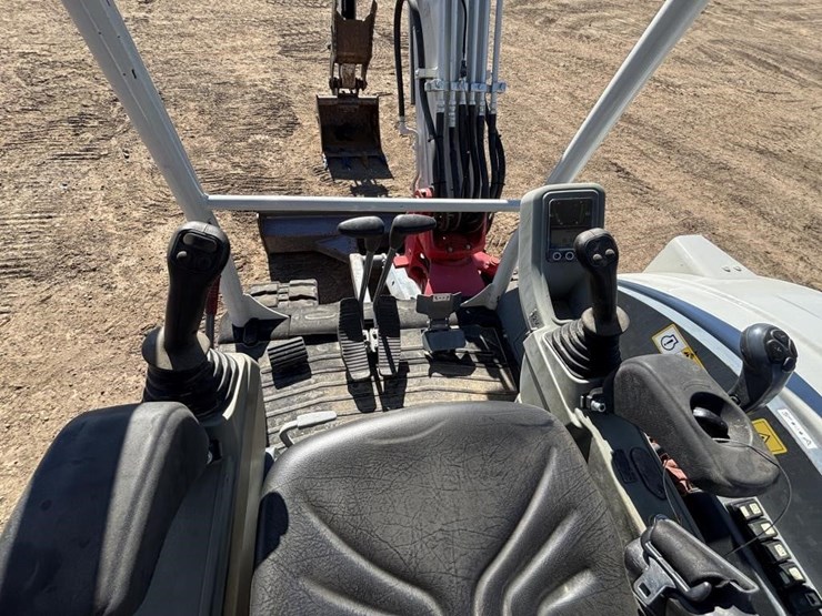 2022-takeuchi-tb240-image-27