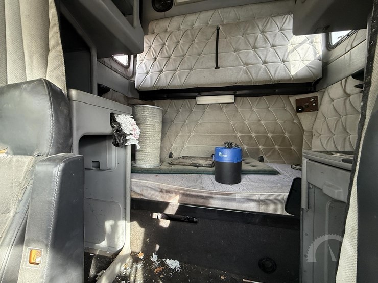 1997-freightliner-fld120-image-29