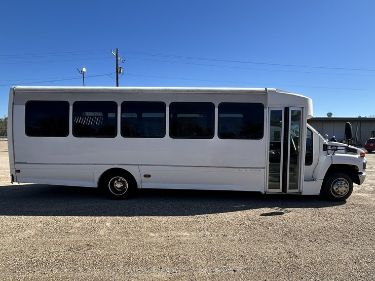 #38033-•-2006-chevrolet-32-passenger-starcraft-bus-image-8